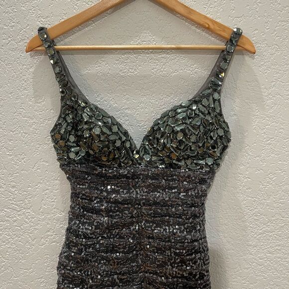 Royal Queen Collection Formal Gray Beaded and Sequin Party Dress Size 4 - Picture 3 of 7